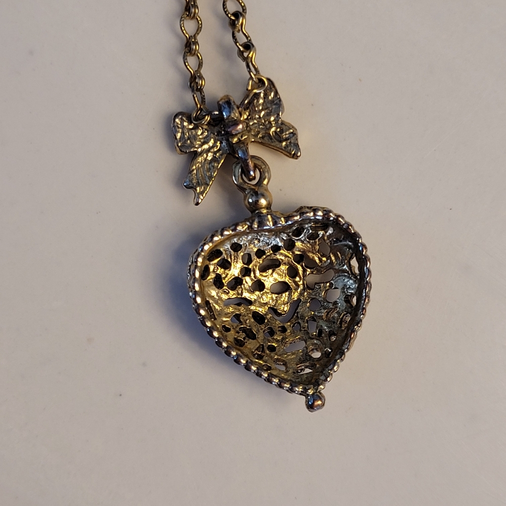 1928 Filigree Heart & Ribbon Pendant Gold-tone Chain Vintage Styled Necklace - Picture 9 of 13